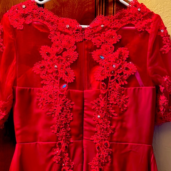 Formal, beautiful red dress! - Picture 4 of 5